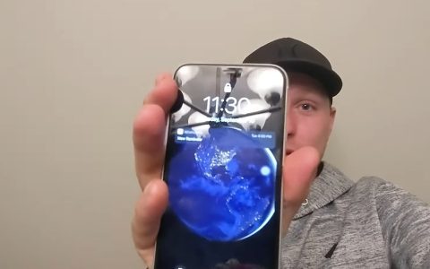 iPhone 11掉入湖底6个月 手机捞出后仍能正常开机使用