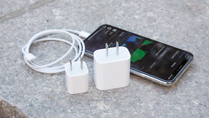 iPhone不送充电器被疯狂吐槽 苹果：为环保很值得！