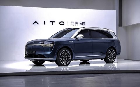 问界M9高速路突然失控撞护栏 官方回应：用户误操作导致事故