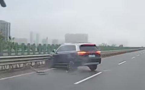问界M9高速路突然失控撞护栏视频，原因大揭秘